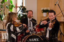 Nyitókoncert: Komolyat vidáman műfaji határok nélkül - Illényi Katica és zenekara - április 26.